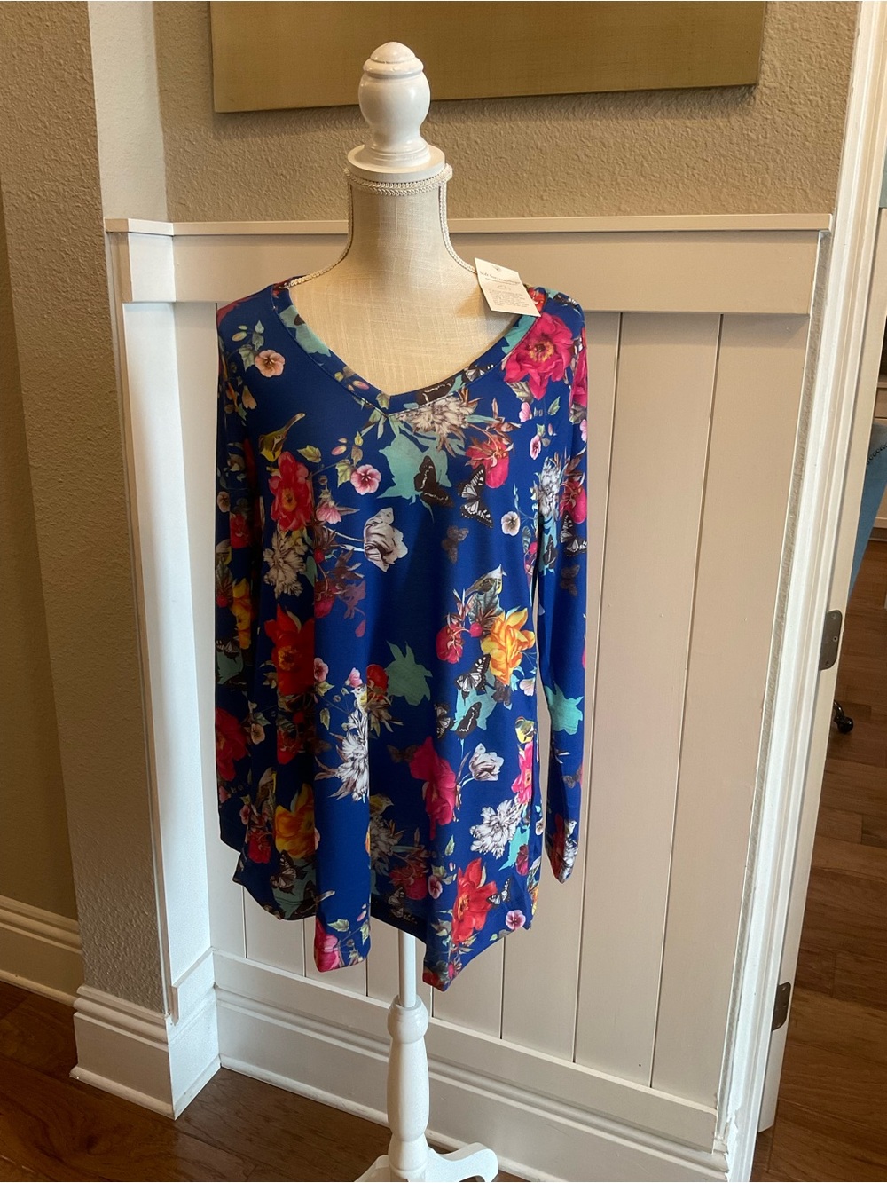 Soft Surroundings Blue Floral V-Neck Long Sleeve Tunic Length Top